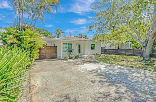 Hallandale Beach House | Cozy 2BR w/BBQ, Patio & Mini Basketball Court