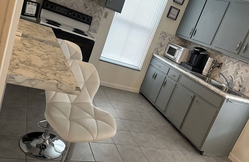 Middleburg Apartment | Cozy 2nd floor brick apartment. Walking distance -Charles Park, pond & dog park