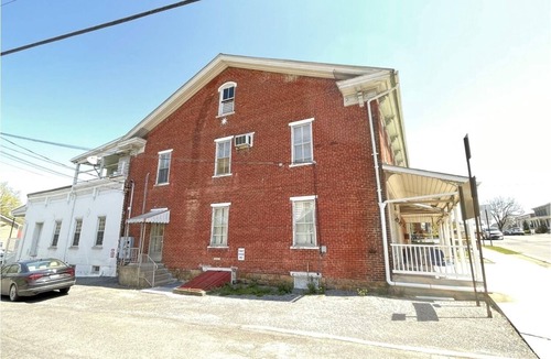 Middleburg Apartment | Cozy 2nd floor brick apartment. Walking distance -Charles Park, pond & dog park
