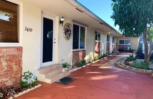 North Central Hollywood House | Cozy 3 bedroom 2 bath apartment with wifi and cable.
