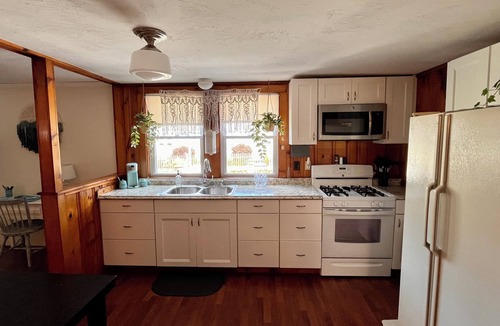Onset Cottage | Cozy 3 bedroom,2 full bath cottage with big yard and deck near private beach.