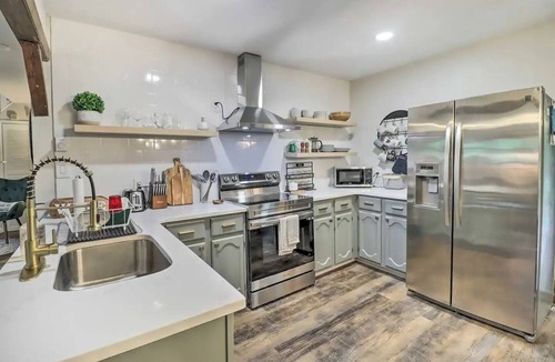 Long Pond Cabin | Cozy 3-bedroom cabin in enchanting Long Pond with Hottub, WiFi