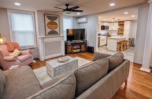 Cambridge Cottage | Cozy 3-bedroom cottage steps away from the water.