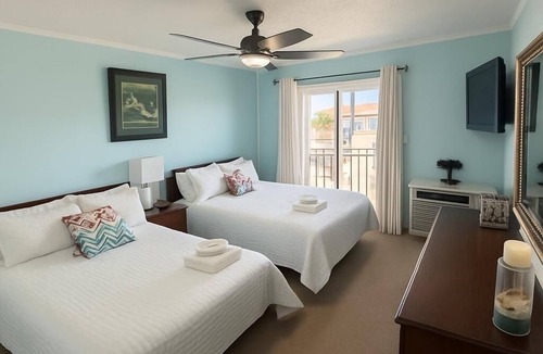 Caine Woods Apartment | Cozy 3 beds with Pool ,Balcony and walk to the beach
