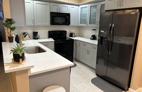 Pembroke Pines House | Cozy 3 BR 2.5 BA Home in Pines with Free parking W/D Luxury Tub and New Kitchen