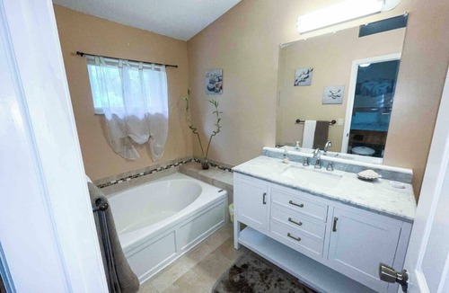 Pembroke Pines House | Cozy 3 BR 2.5 BA Home in Pines with Free parking W/D Luxury Tub and New Kitchen