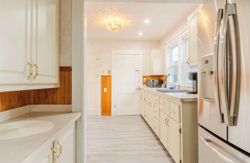 Revere House | Cozy 3BD 1BA near Beach T-10 Min from Boston