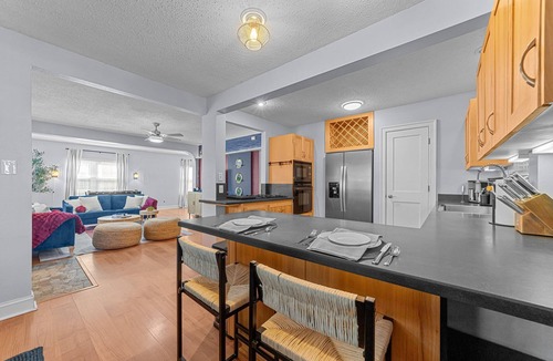Bayview House | Cozy 3BD Beachfront - Foosball & Yard Games w/BBQ