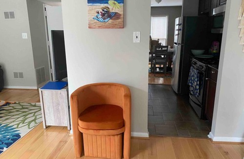 Landmark House | Cozy 3BR Townhome Near DC -Free Parking-Park Steps Away