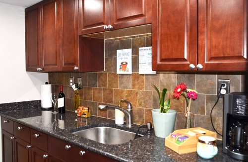 Landmark House | Cozy 3BR Townhome Near DC -Free Parking-Park Steps Away
