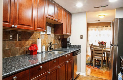 Landmark House | Cozy 3BR Townhome Near DC -Free Parking-Park Steps Away