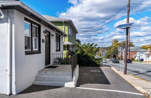 Hackensack House | Cozy 3BR w Parking, near NYC