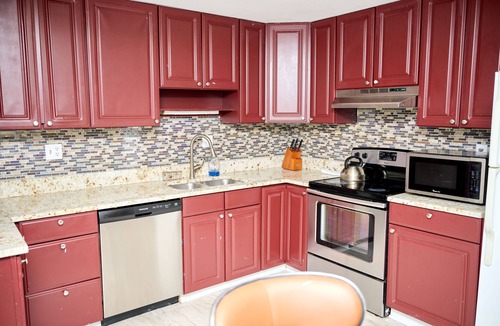 Waldorf House | Cozy 4-bedroom bungalow with AC, fitness room near DC