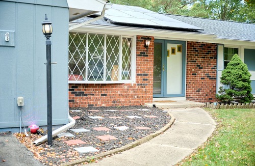 Waldorf House | Cozy 4-bedroom bungalow with AC, fitness room near DC