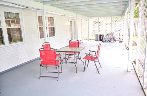 Waldorf House | Cozy 4-bedroom bungalow with AC, fitness room near DC