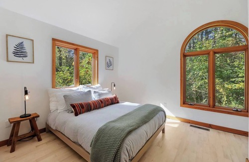 Glendale Cottage | Cozy and conveniently located cottage nestled in the mountains