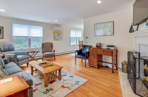 Chatham House | Cozy and Conveniently located near the bike path!