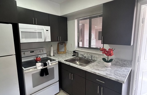 North Central Hollywood Apartment | Cozy apartment in Hollywood. Ideal Location Near Beach, Shops, and Highways