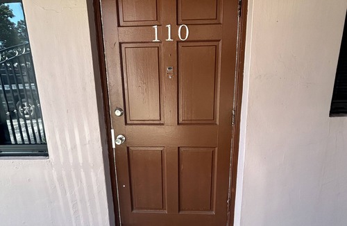 North Central Hollywood Apartment | Cozy apartment in Hollywood. Ideal Location Near Beach, Shops, and Highways