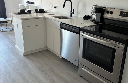 Elizabeth Apartment | Cozy apartment in lovely Elizabeth with WiFi, fitness room, AC