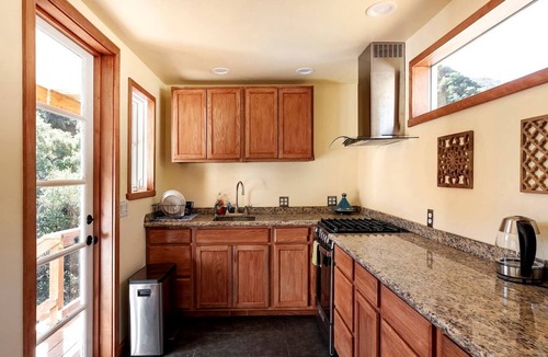 Topanga Cabin | Cozy Artistic Cottage with Canyon Views Near Topanga State Park, Topanga, California