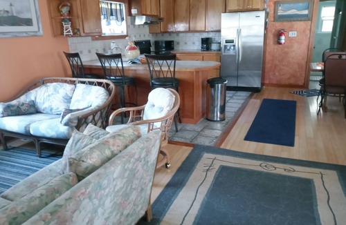 Villas Cottage | Cozy,beach 100 steps away, PETS OKAY, minimum stay 3nts