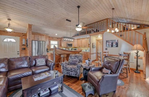 Mineral Cabin | Cozy Bear Cabin provides lakeside living, boathouse bar and yes.pickle ball.