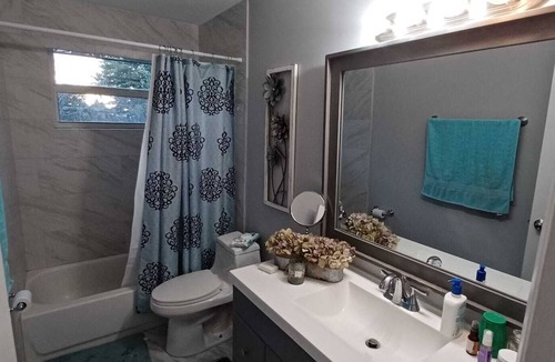 Margate Bed & Breakfast | Cozy bedroom bathtub clean quiet neighborhood.