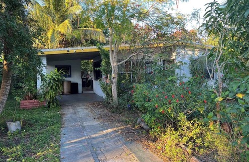 North Miami Beach House | Cozy bedroom in a family house - AC, WiFi, backyard, in lovely North Miami Beach