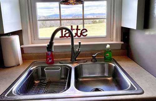 Rochelle House | Cozy bungalow with breathtaking mountain views. Close to wineries and hiking!