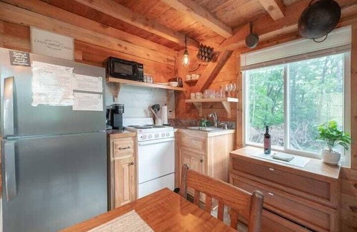 Rileyville House | Cozy Cabin near Shenandoah · Hot Tub & Valley Views · Couples Retreat