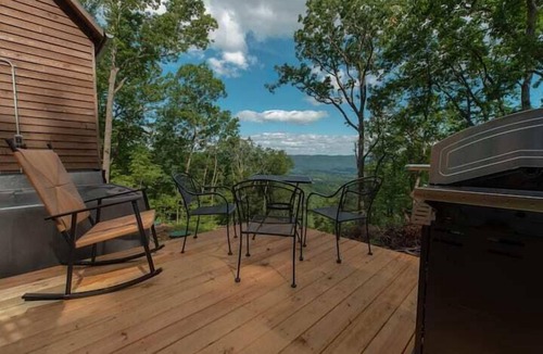 Rileyville House | Cozy Cabin near Shenandoah · Hot Tub & Valley Views · Couples Retreat
