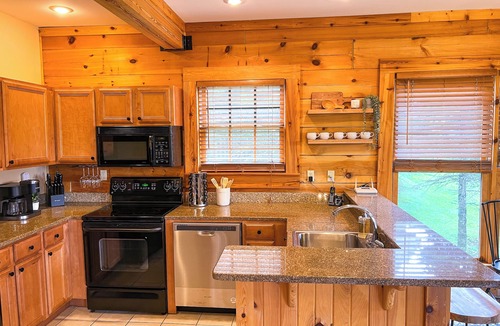 Edray Cabin | Cozy Cabin Retreat w/Private Hot Tub NEAR SLOPES