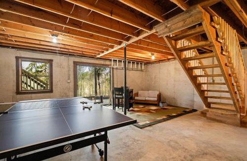 Mathias House | Cozy cabin w grill deck & game room