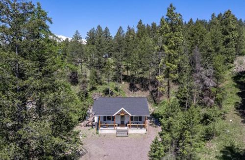 Somers House | Cozy Cabin w Private Hot Tub and Fire Pit