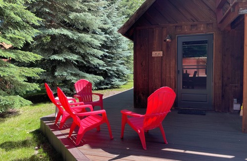 West Glacier Cabin | Cozy cabin with WiFi, AC in enchanting West Glacier, Montana
