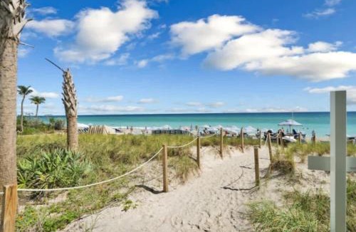Hallandale Beach Hotel | Cozy Canal View Studio Private Balcony Pool 2208