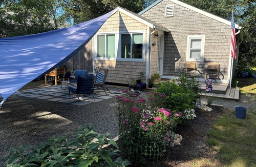 West Chatham Cottage | Cozy Chatham Cottage walk to Hardings beach Restaurants & downtown.