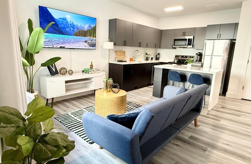 Belleville Apartment | Cozy Chic 1 Bdrm King Suite - mins to NYC, MetLife