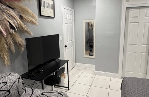 Miramar House | COZY - CLEAN QUITE ROOM NEAR HARD ROCK - The Radiance Room🏡