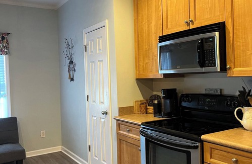 Hampstead House | Cozy Coastal Retreat - Dog friendly! Great for longer Stays/Corporate