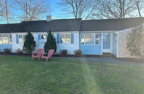 Harwich Port Condo | Cozy condo in downtown Harwich Port short walk to Bank Street Beach