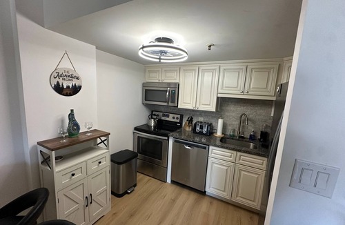 Snowshoe Apartment | Cozy condo in silver creek,Ski-in/out,4 beds,2BD, 2BATH, HOT TUB.