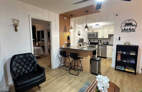 Snowshoe Apartment | Cozy condo in silver creek,Ski-in/out,4 beds,2BD, 2BATH, HOT TUB.
