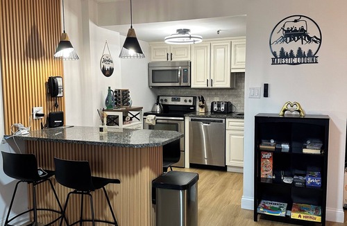 Snowshoe Apartment | Cozy condo in silver creek,Ski-in/out,4 beds,2BD, 2BATH, HOT TUB.
