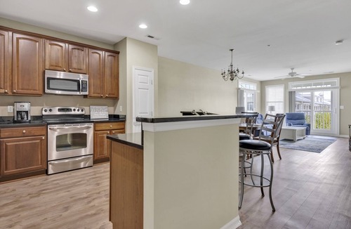 Sunset Island Condo | Cozy condo on 67th St, FREE Linens & Towels, Beach Chairs & Beach Cart included