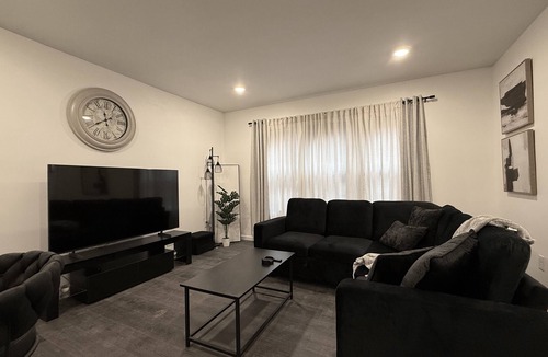 Lower Vailsburg House | Cozy & Contemporary 2 BD Apt Near Seton Hall University
