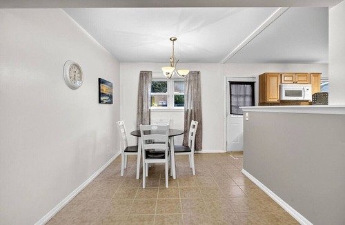 Newark House | Cozy, Convenient, Centrally Located Newark Rancher