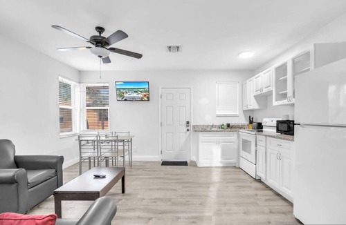 Hollywood Apartment | Cozy Corner Beach Apartment
