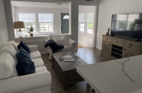 Croissant Park House | Cozy Cottage 10 Mins the Beach!